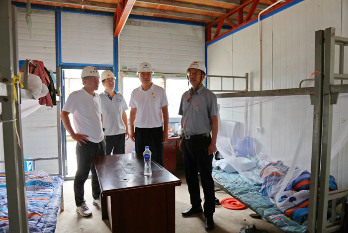 向高溫濕熱下奮戰(zhàn)在一線的公司廣大職工道一聲“你們辛苦了”(圖3) 向高溫濕熱下奮戰(zhàn)在一線的公司廣大職工道一聲“你們辛苦了”(圖3)