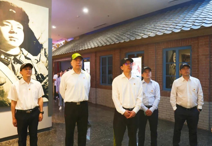 傳承雷鋒精神，弘揚(yáng)榜樣力量——省建科院組織黨員干部參觀雷鋒紀(jì)念館(圖2)